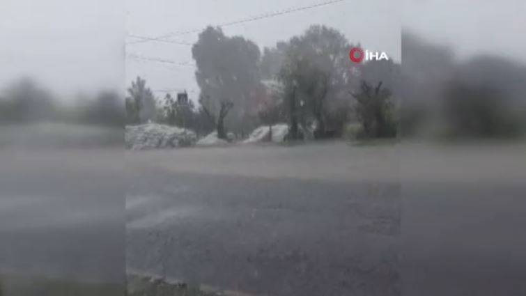 Yurdum insanı fırsatı kaçırmadı! Yağmur suyu ile aracını yıkadı - Resim: 2